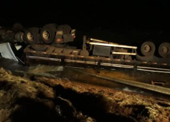 Carreta cai em rio após colisão com picape, e casal e caminhoneiro morrem em MS