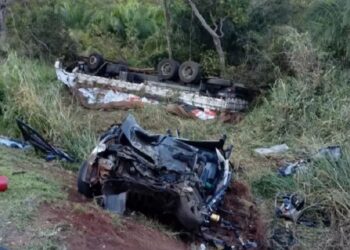 Carro e caminhão caem em ribanceira após colisão, mulher não resiste e morre no local